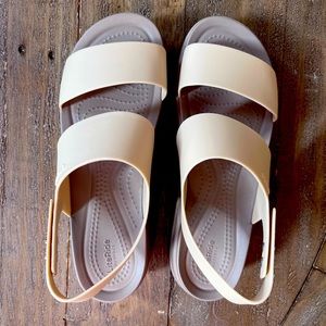 CROCS
BROOKLYN LOW
WEDGE SANDAL -
WOMEN'S (Gold) size 8